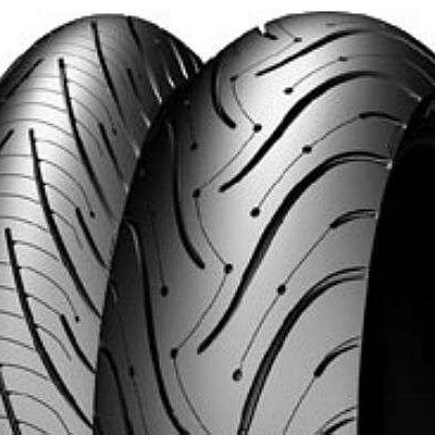 Dois pneus pretos com padrões curvos na banda de rodagem