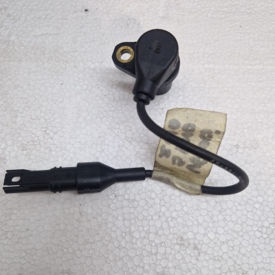 Sensor automóvel com cabo preto e conector em fundo branco