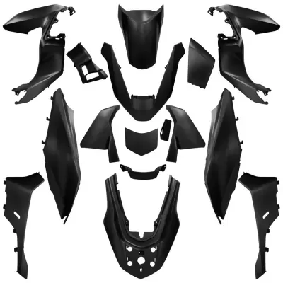 Peças de carenagem de moto em plástico preto fosco organizadas sobre fundo branco