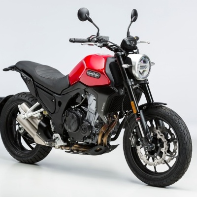 Moto vermelha e preta com fundo branco