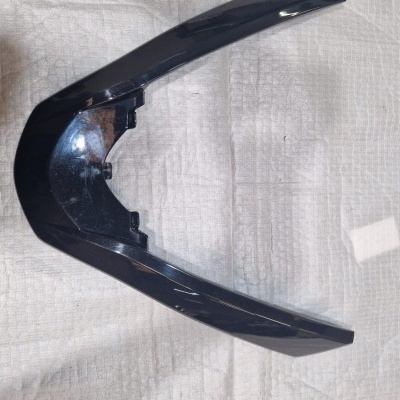 peça plástica preta angular sobre tecido branco