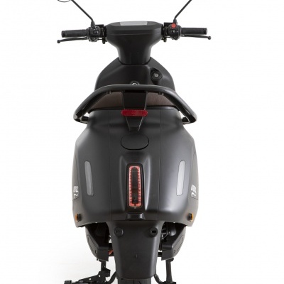 Motociclo elétrico preto visto de trás com luz traseira vertical e espelhos redondos.