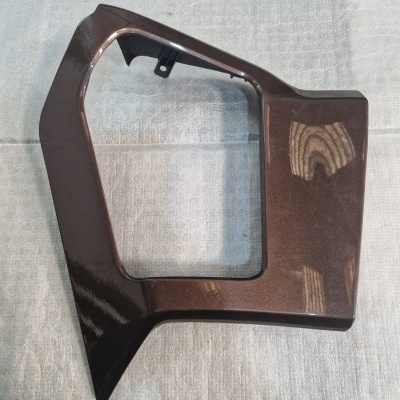 Peça de automóvel em plástico castanho escuro com acabamento brilhante