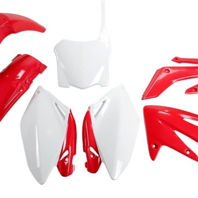 Conjunto de carenagens vermelhas e brancas para mota em plástico.