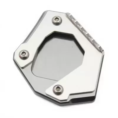 Suporte metálico prateado com parafusos em fundo branco