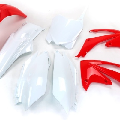 Peças plásticas para moto vermelhas e brancas sobre fundo branco