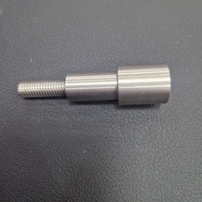 Parafuso metálico prateado com rosca e cabeça cilíndrica