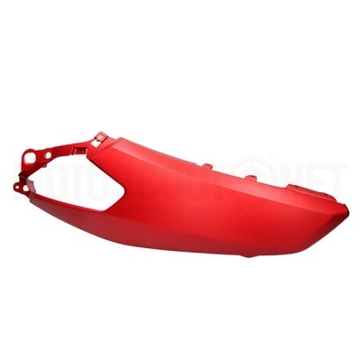 Peça plástica vermelha para motocicleta em fundo branco