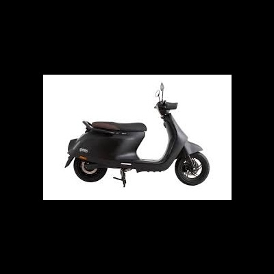 Scooter elétrica preta com banco castanho escuro e farol circular