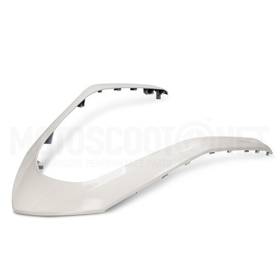 Peça plástica branca com design curvo sobre fundo branco