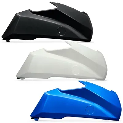 Três tampas de plástico para motocicleta em preto, branco e azul sobre fundo branco