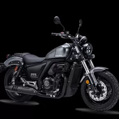 Motocicleta preta clássica em fundo preto