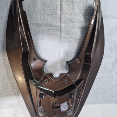 Parte dianteira de capacete MOTOBOT castanho escuro brilhante em tecido branco