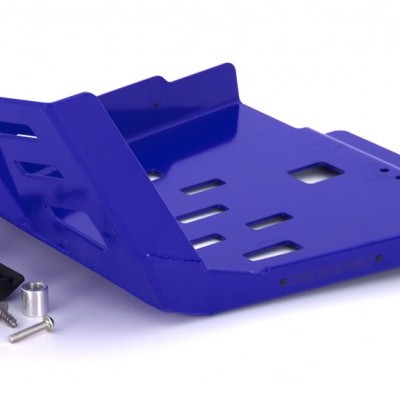 Peça azul metálica com cinta amarela e parafusos em fundo branco