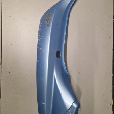 Peça azul clara de carro com texto M3 e marcas visíveis