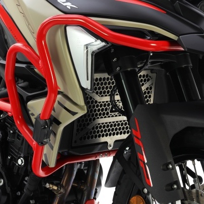 Parte frontal de moto Ducati com proteção vermelha e detalhes em bege e preto