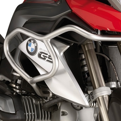 Detalhe frontal da moto BMW GS com barras de proteção e carenagem colorida