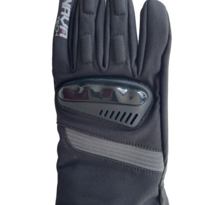 Luvas pretas com proteção rígida e texto NAUTI TECH no dedo