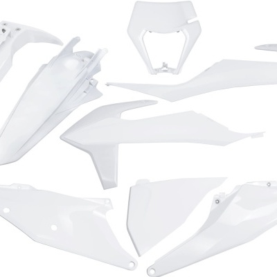 Peças de plástico brancas para mota sobre fundo branco