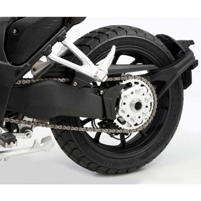 Roda traseira de mota preta com corrente e pedais em alumínio