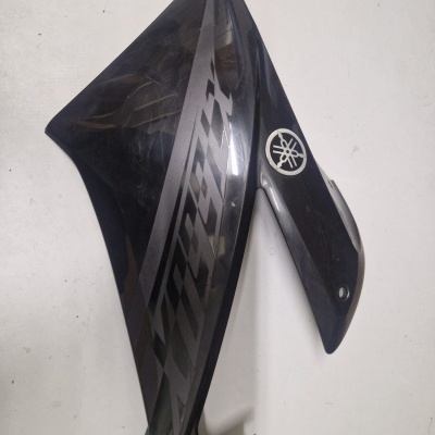 Peça de plástico preta para moto com logotipo Yamaha branco e padrões gráficos