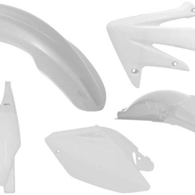 Peças plásticas brancas para moto com acabamento liso e mate