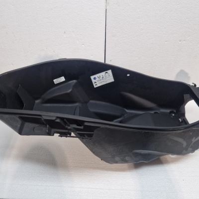 Contentor plástico preto com etiqueta branca em fundo branco