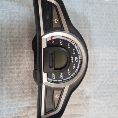 Velocímetro de moto com mostrador analógico e digital em fundo cinza