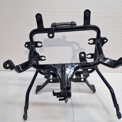 Estrutura metálica preta com suportes e furos sobre fundo branco