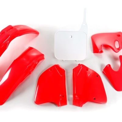 Peças plásticas vermelhas e branca dispostas em fundo branco