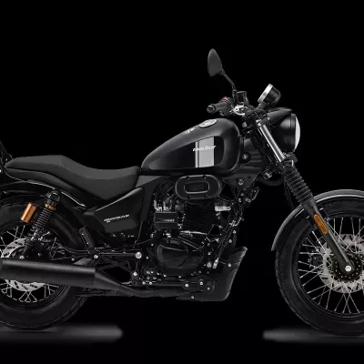 Motociclo preto com acabamento mate em fundo preto