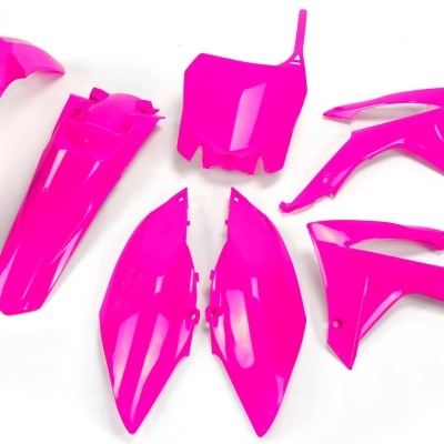 Peças plásticas rosa brilhante em fundo branco