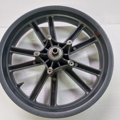 Roda preta de bicicleta ou carrinho com 10 raios em Y e superfície branca