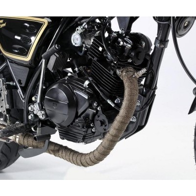 Motor de motocicleta preta com inscrição The Legend Brown e tubo de escape com envoltório bege