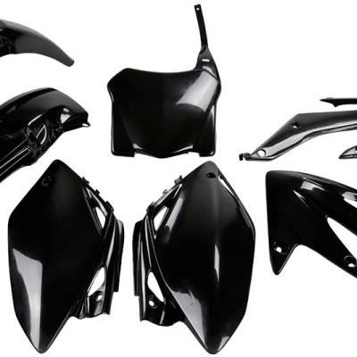 Peças plásticas pretas brilhantes para moto sobre fundo branco