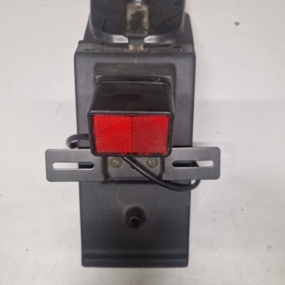 Refletor quadrado vermelho em suporte preto com parafusos e fio