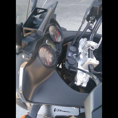 Painel e guiador de motocicleta preto com texto V-Strom e luz de seta