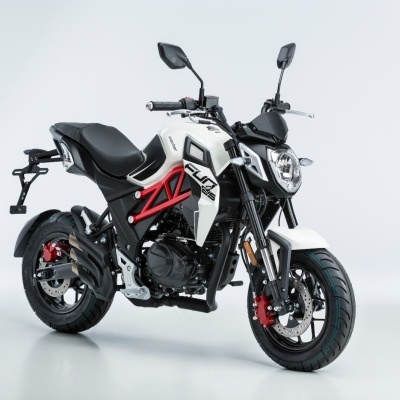 Motociclo branco, vermelho e preto em fundo branco