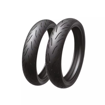 Par de pneus de motocicleta pretos com padrão de ranhuras