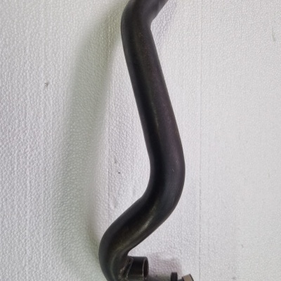 Mangueira de borracha preta com anel metálico e suporte