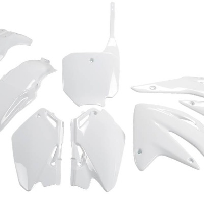 Conjunto de peças plásticas brancas para moto dispostas sobre fundo branco