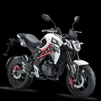 Motocicleta branca e preta com detalhes vermelhos num fundo preto.