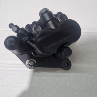 Peça de metal preta em fundo branco