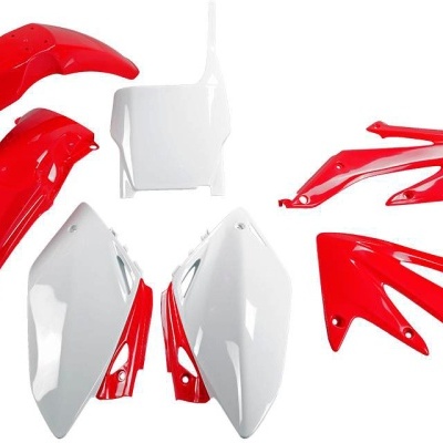 Peças plásticas vermelhas e brancas para mota em fundo branco