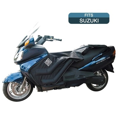 Motociclo azul coberto com proteção preta para o frio, texto FITS SUZUKI