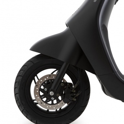 Roda dianteira de scooter elétrica preta com disco de travão