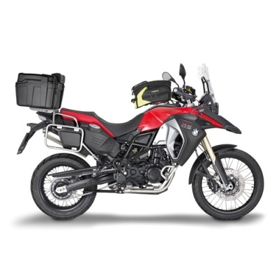 Motocicleta BMW GS vermelha e preta com malas laterais e caixa traseira de armazenamento