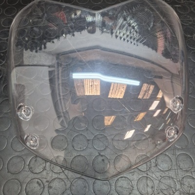 Escudo transparente plástico colocado em piso preto com círculos em relevo