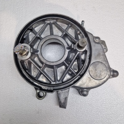 Peça metálica circular com orifício central e parafusos