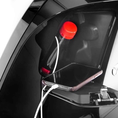 Compartimento de arrumação de mota com garrafa e telemóvel a carregar